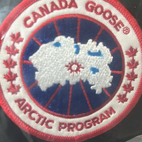 Canada goose jacket with real fur brand new sealed XL but fits like a large - Picture 7 of 10